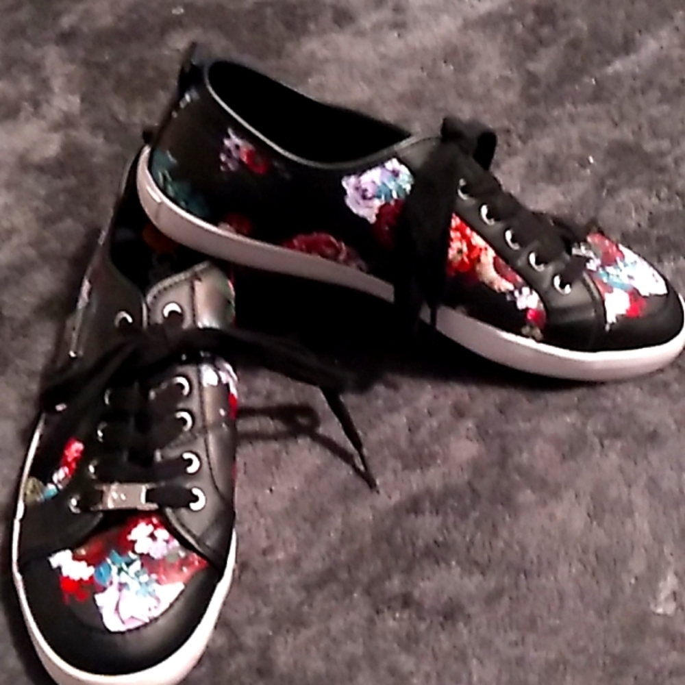 GBG- G by Guess, black with pretty roses tennis shoes womens size 11